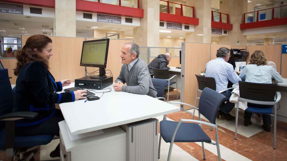 Funcionarios de Navarra atienden a ciudadanos en oficina pública tras el aumento del gasto en horas extra en 2026