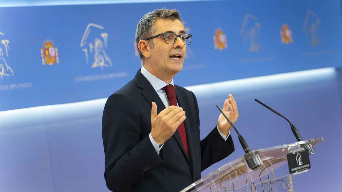 Félix Bolaños en rueda de prensa sobre becas y salario mínimo para opositores