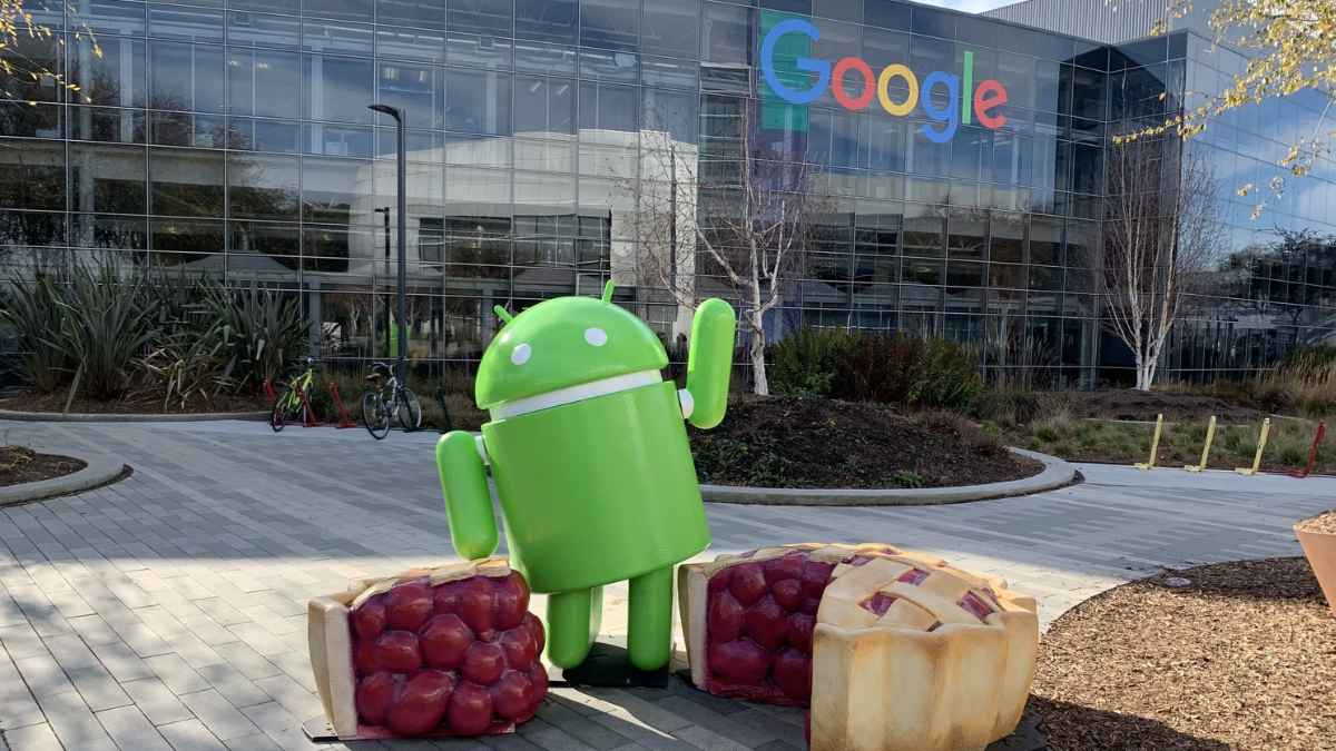 Sede de Google con figura de Android frente al edificio de la compañía.