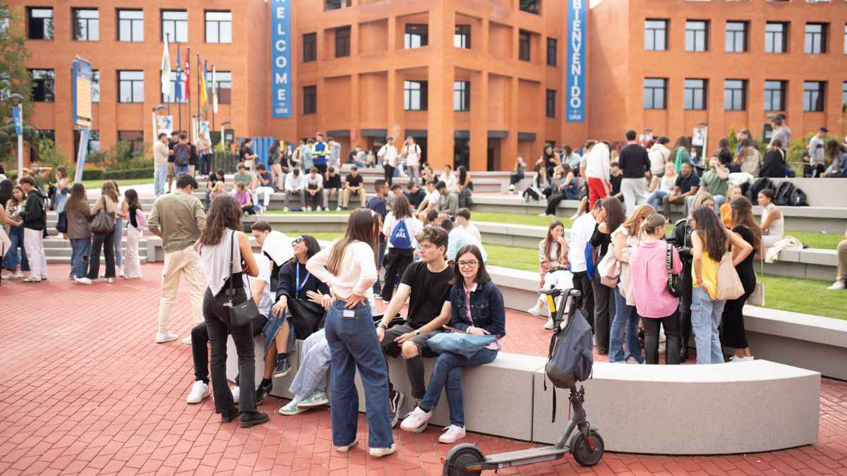 Estudiantes en el campus de la Universidad Alfonso X El Sabio durante una jornada académica