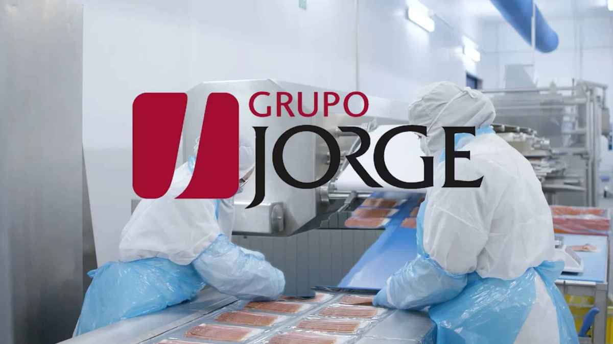 “Trabajadores en planta de producción cárnica de Grupo Jorge en línea de envasado