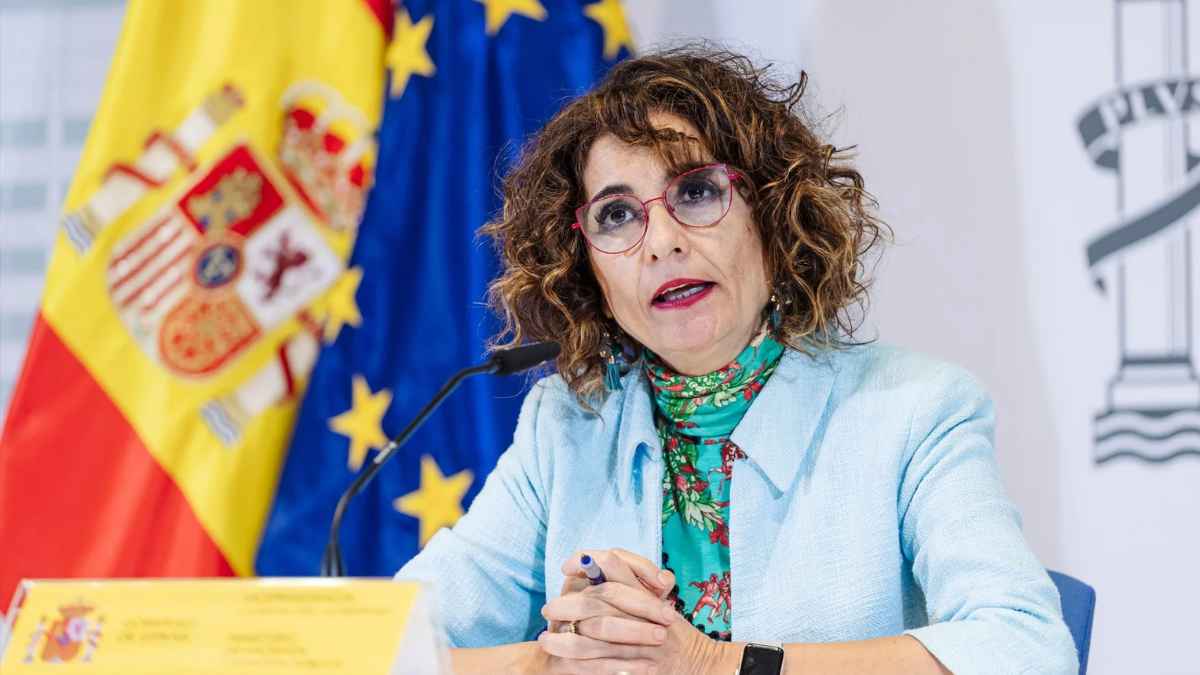 Ministra de Hacienda-presenta real decreto control tarjetas bancos