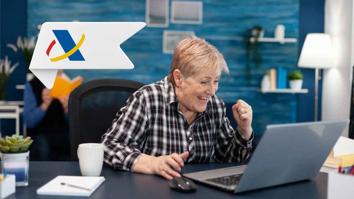 Jubilada consultando en la web de Hacienda el estado de la devolución del IRPF de mutualistas