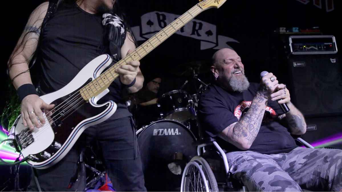 Hombre en silla de ruedas durante un concierto de heavy metal