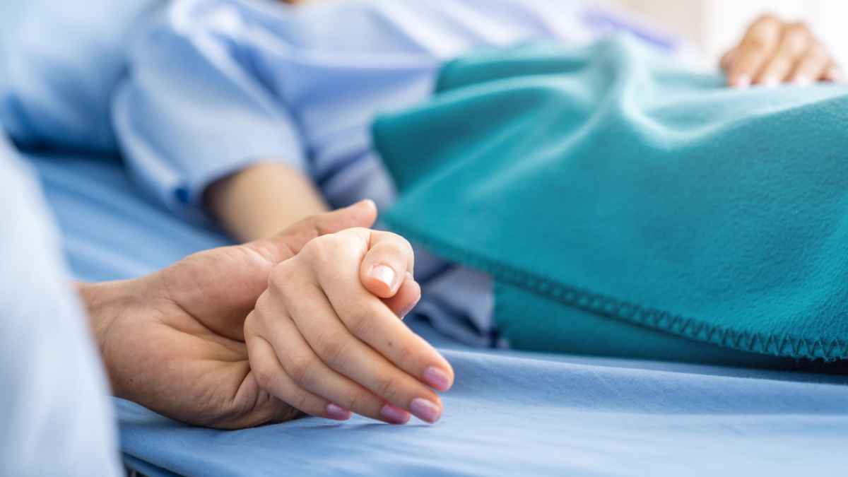 Persona hospitalizada acompañada de un familiar en proceso de donación en vida