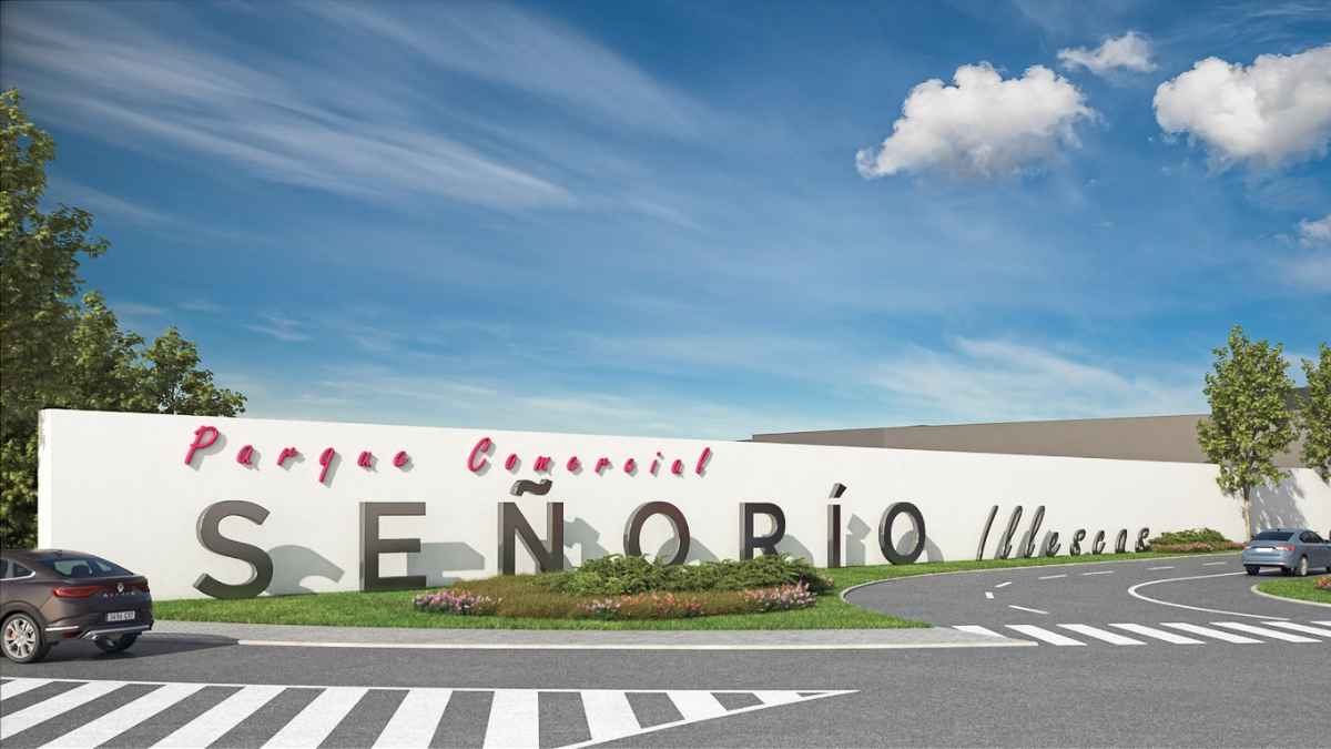 Entrada del Parque Comercial Señorío Plaza en Illescas con su cartel principal.