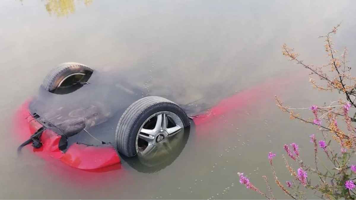 Coche hundido en un canal tras caer al agua en un accidente