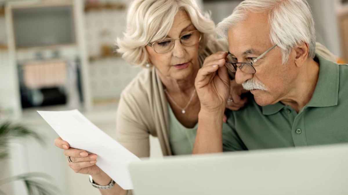 Personas mayores revisando documentos sobre la jubilación anticipada a los 63 años