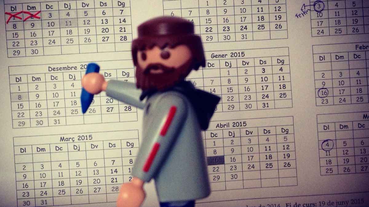 Muñeco señalando un calendario para ilustrar los días de asuntos propios y su pérdida por baja prolongada