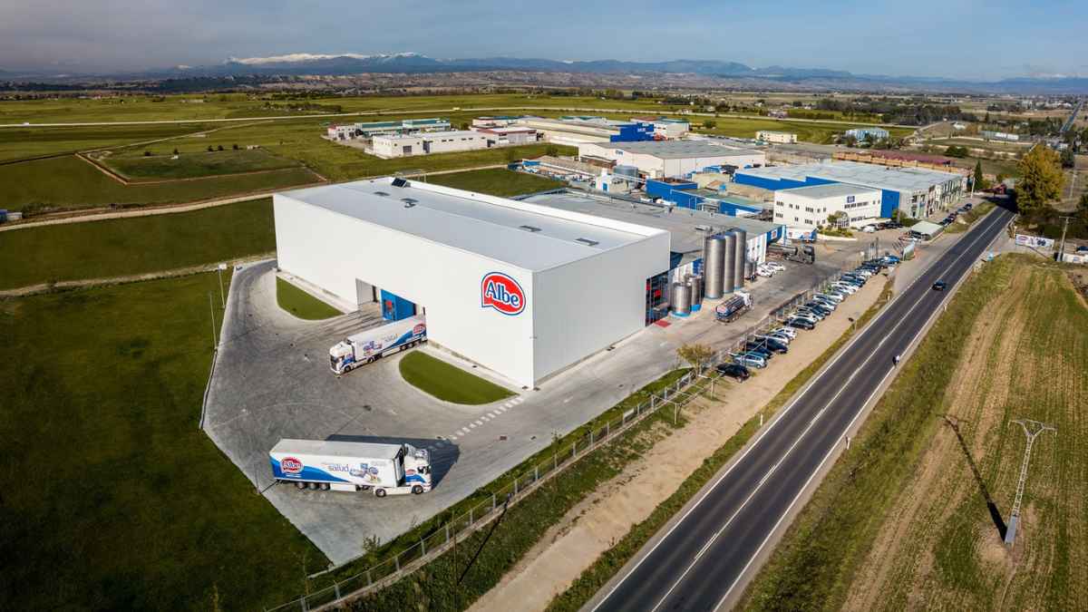 Vista aérea de la planta de Lácteas del Jarama con camiones de reparto en operación
