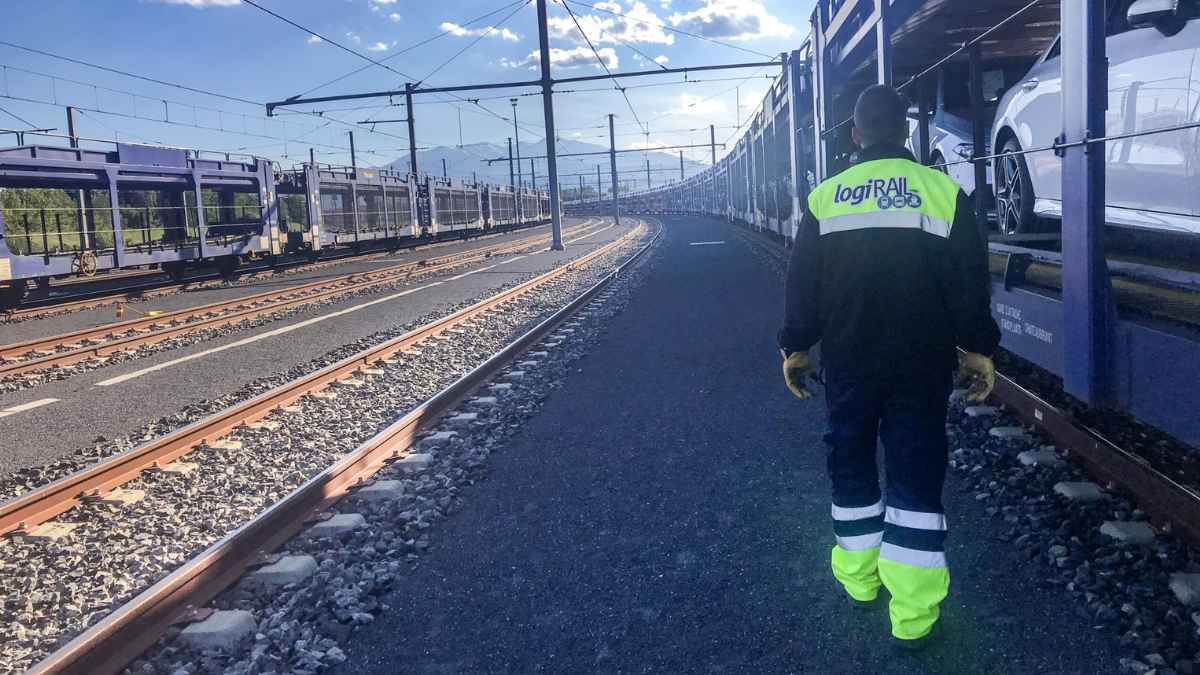 Empleado de LogiRail junto a tren de mercancías en la convocatoria de empleo público 2025