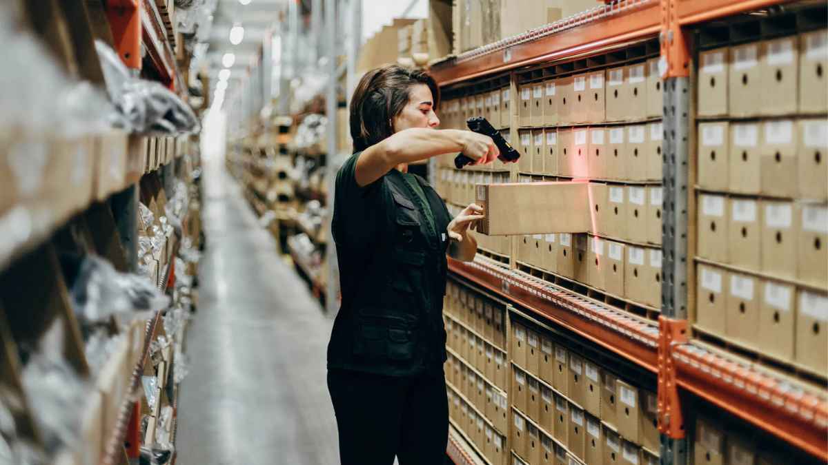 Trabajadora de almacén durante la campaña de empleo de Manpower para Black Friday y Navidad 2025