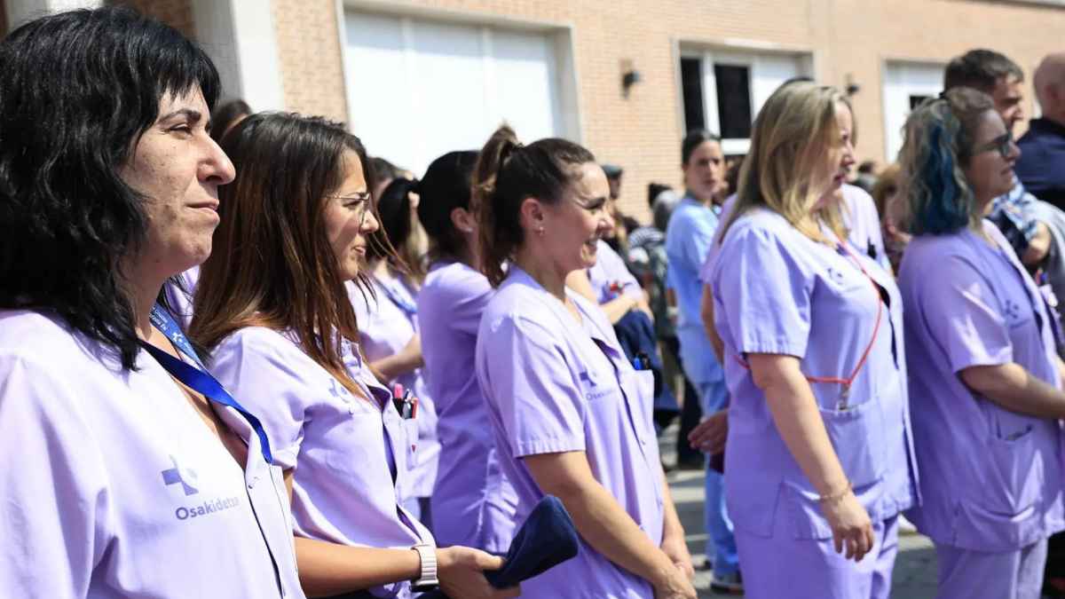 Trabajadoras de Osakidetza durante una concentración en centros sanitarios de Euskadi