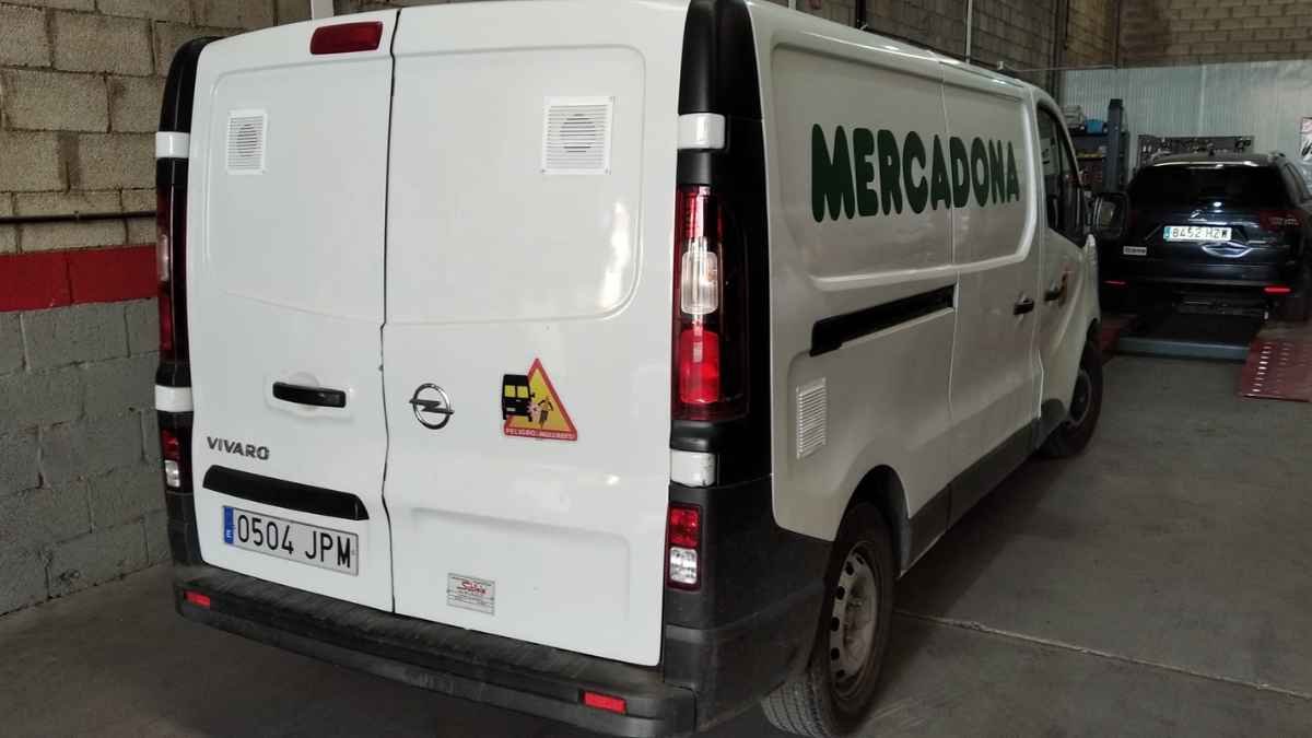 Furgoneta de Mercadona en taller de mantenimiento por nuevas ofertas de empleo para mecánicos