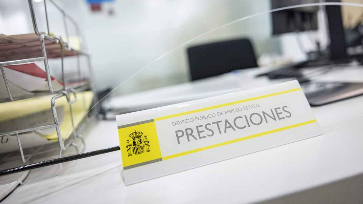 Oficina del SEPE en área de prestaciones con cartel identificativo