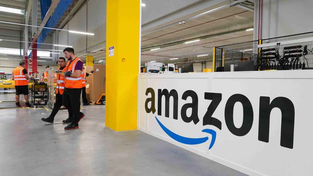 Mozos de almacén trabajando en centro logístico de Amazon en Málaga