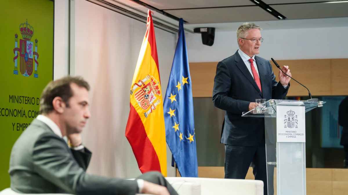 Representantes de la OCDE durante la presentación del informe que pide eliminar el subsidio para mayores de 52 años.