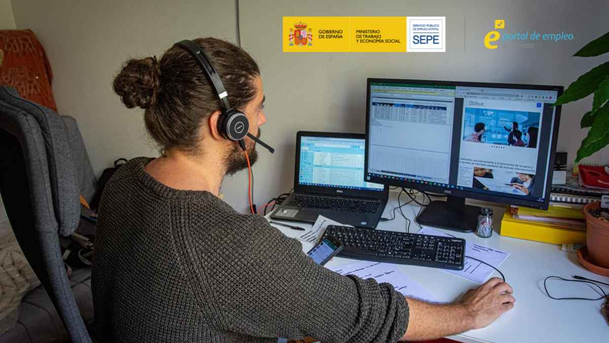 Hombre teletrabajando desde casa con ordenador en las ofertas de empleo del SEPE