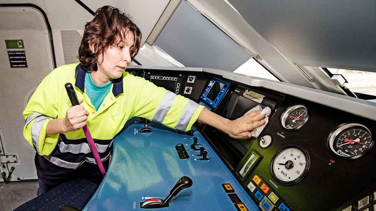 Operaria limpiando la cabina de un tren durante tareas de mantenimiento en Valencia