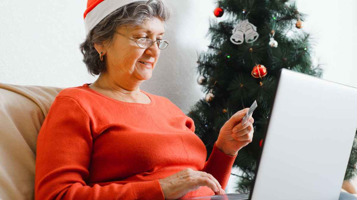 Jubilada consultando su paga extra de Navidad de las pensiones 2025