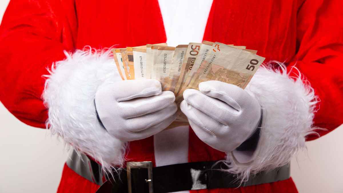 Pensionistas cobrando la paga extra de Navidad adelantada por los bancos