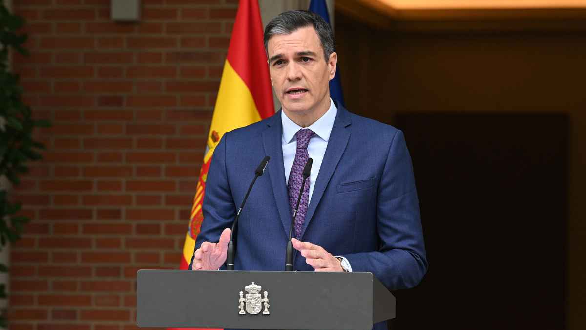 Presidente del Gobierno ofreciendo declaración institucional sobre becas para jóvenes opositores