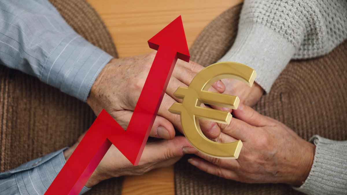 Manos de pensionistas sujetando símbolo del euro junto a una flecha de subida
