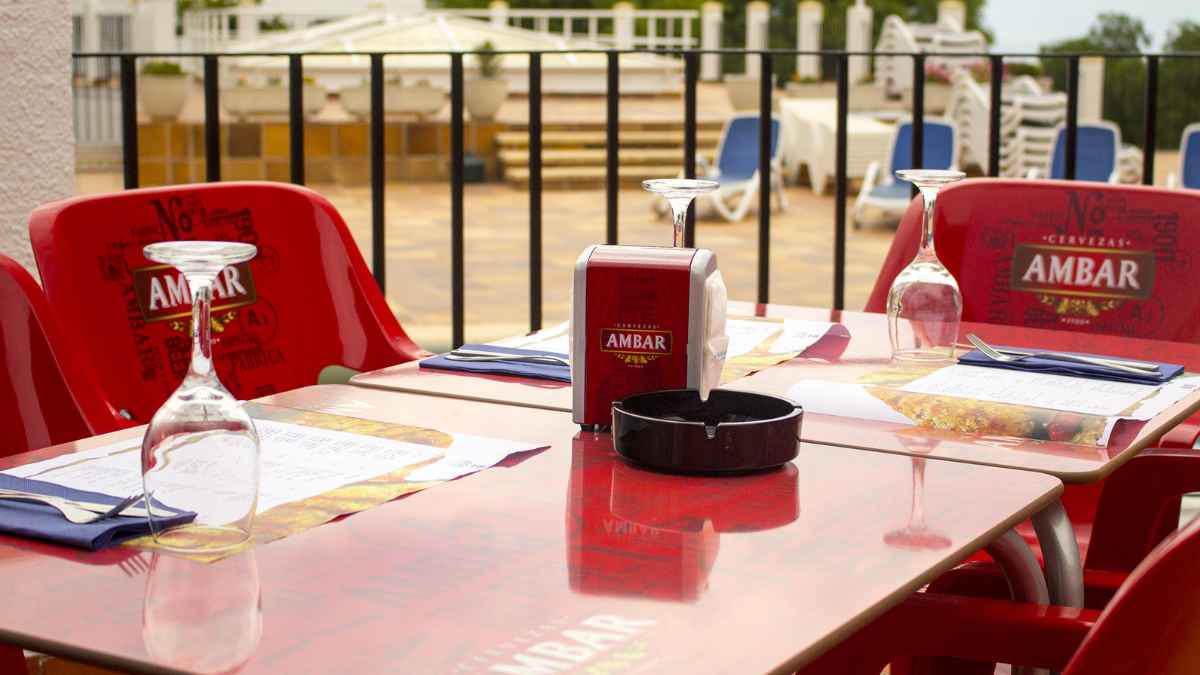 Terraza de bar con mobiliario patrocinado por una marca de cerveza afectada por la nueva ley del alcohol