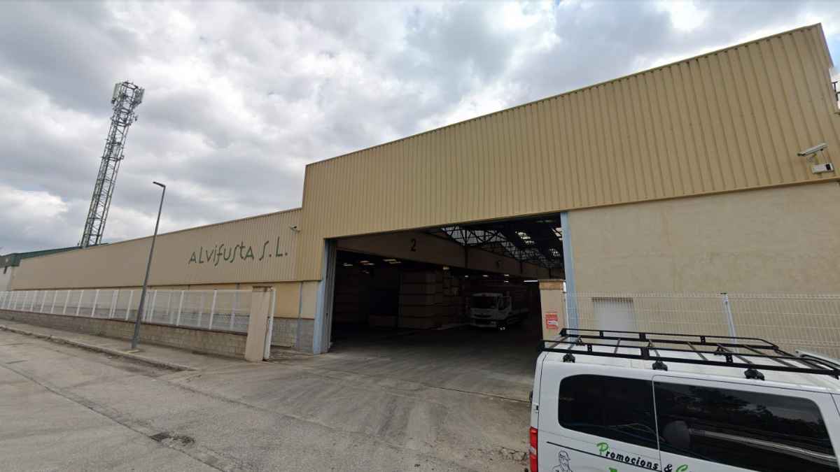Nave industrial de Alvifusta S.L. en L’Alcúdia de Crespins, donde se ofrece empleo como mozo de almacén.