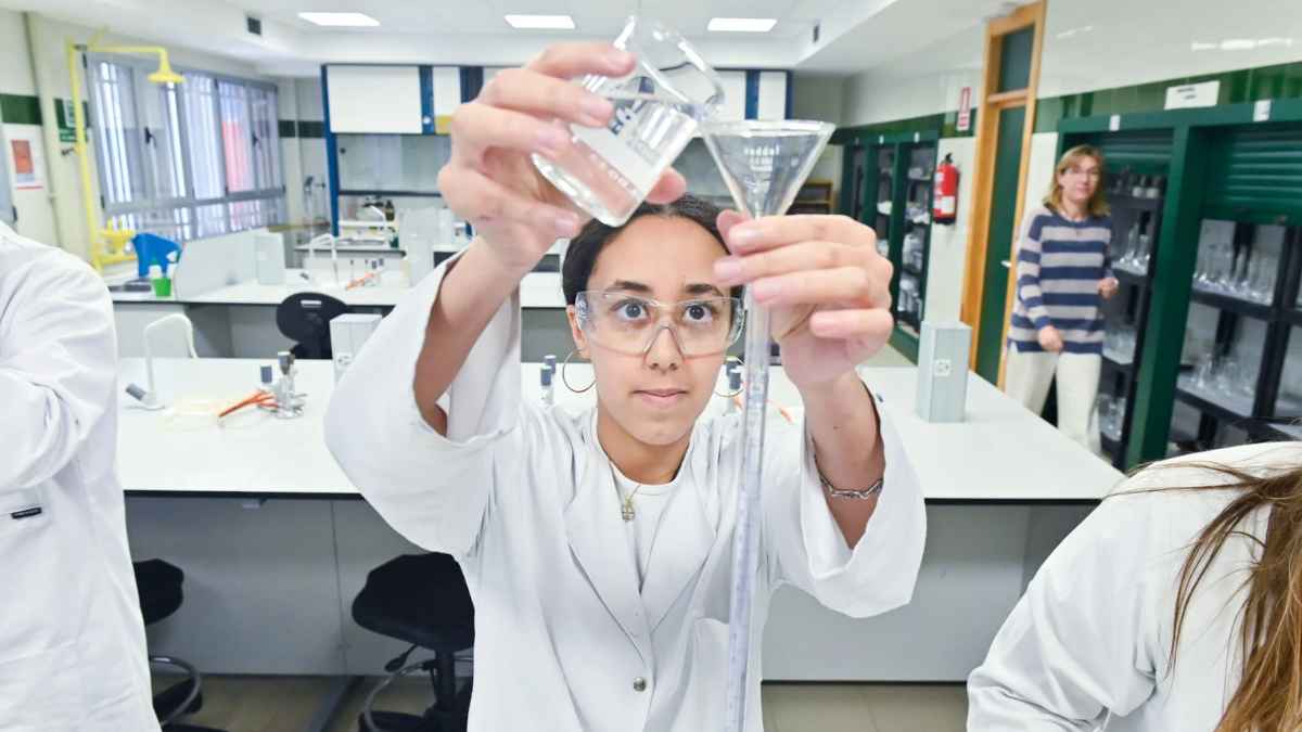 Estudiante de Formación Profesional realizando prácticas remuneradas en laboratorio según la nueva ley de la Seguridad Social