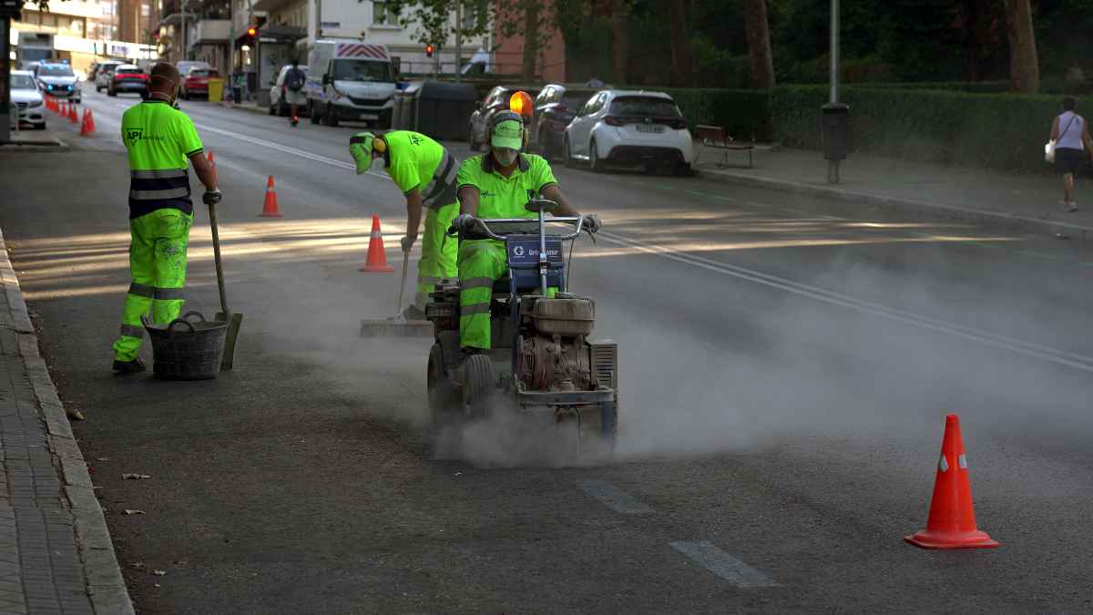 Operarios de servicios generales realizando trabajos en la vía pública en Madrid.