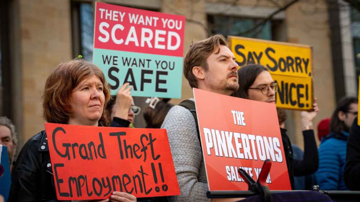 Protestas frente a Rockstar por el despido de 34 empleados con pancartas reivindicativas.