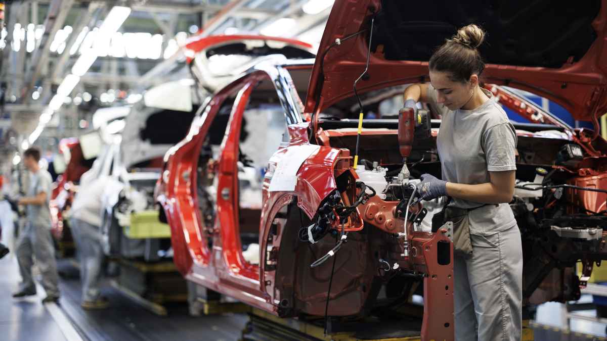 Operarios trabajando en línea de montaje de vehículos en la fábrica de Renault Valladolid