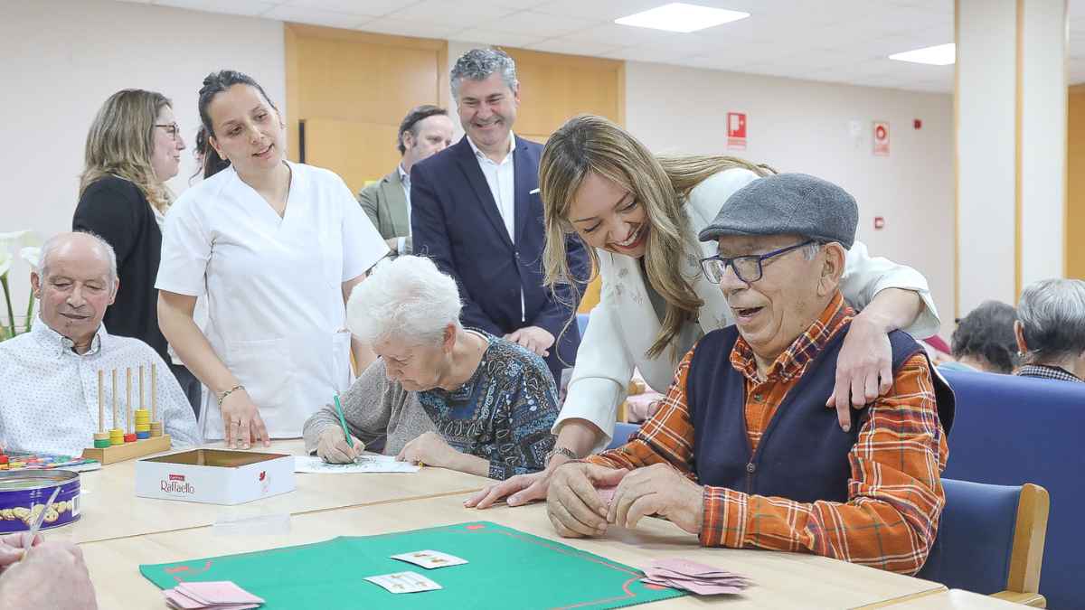 Personal sanitario y mayores participando en actividades en una residencia en España