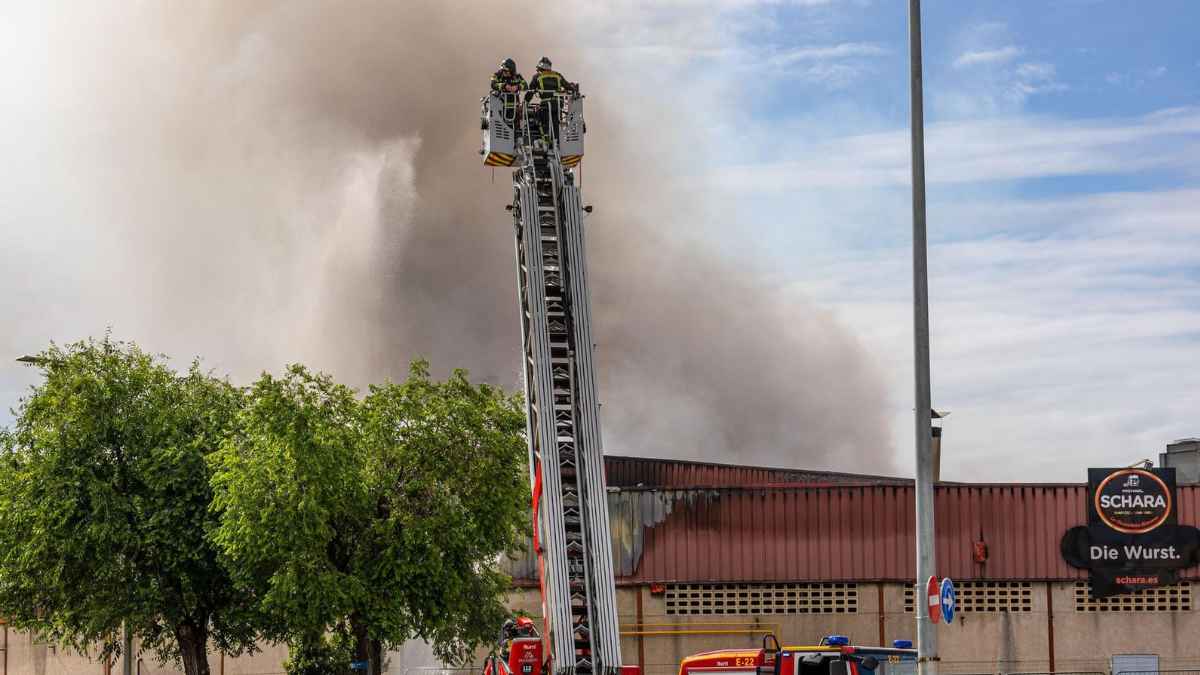 Bomberos extinguiendo el incendio en la fábrica de Schara en Barcelona antes del cierre y traslado a Alemania