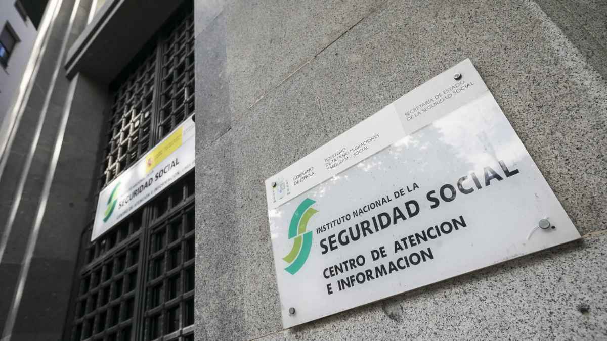 Fachada de una oficina de la Seguridad Social en España con el cartel informativo del INSS.