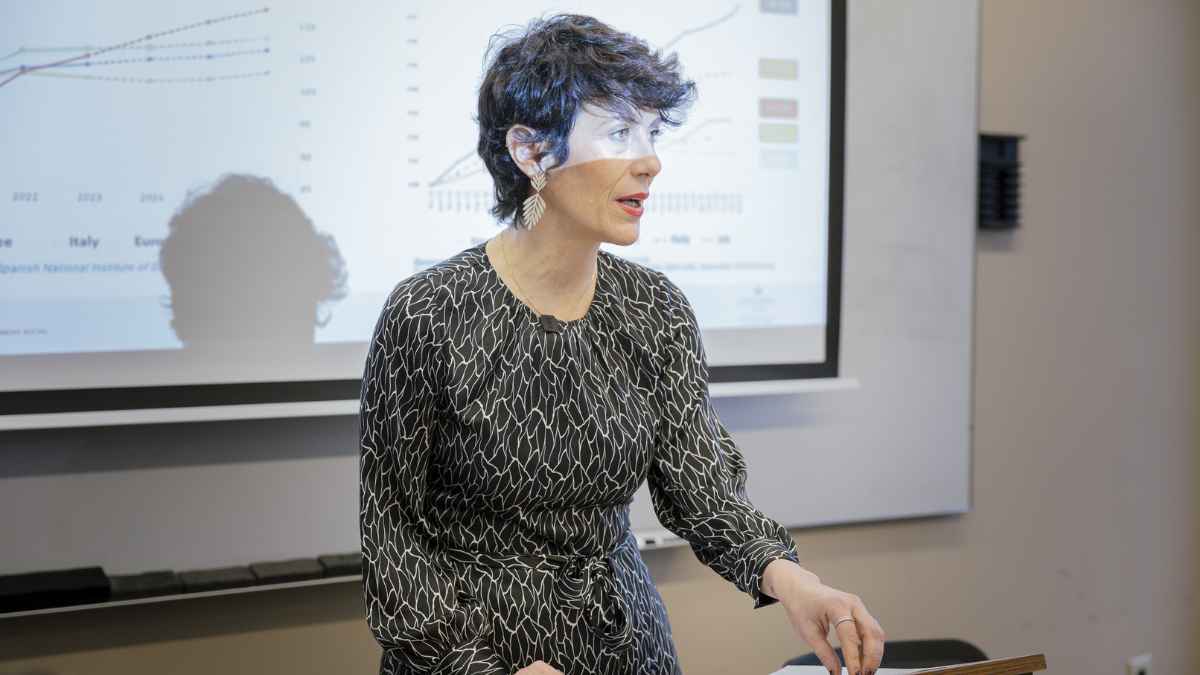 Elma Saiz, Representante de la Seguridad Social explica la integración de lagunas para mejorar la pensión de trabajadores con menos de 25 años cotizados