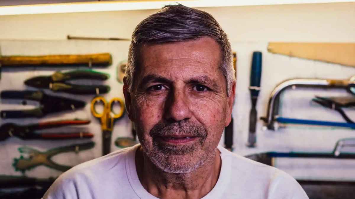 Hombre mayor desempleado que podría solicitar la ayuda del SEPE para mayores de 52 años