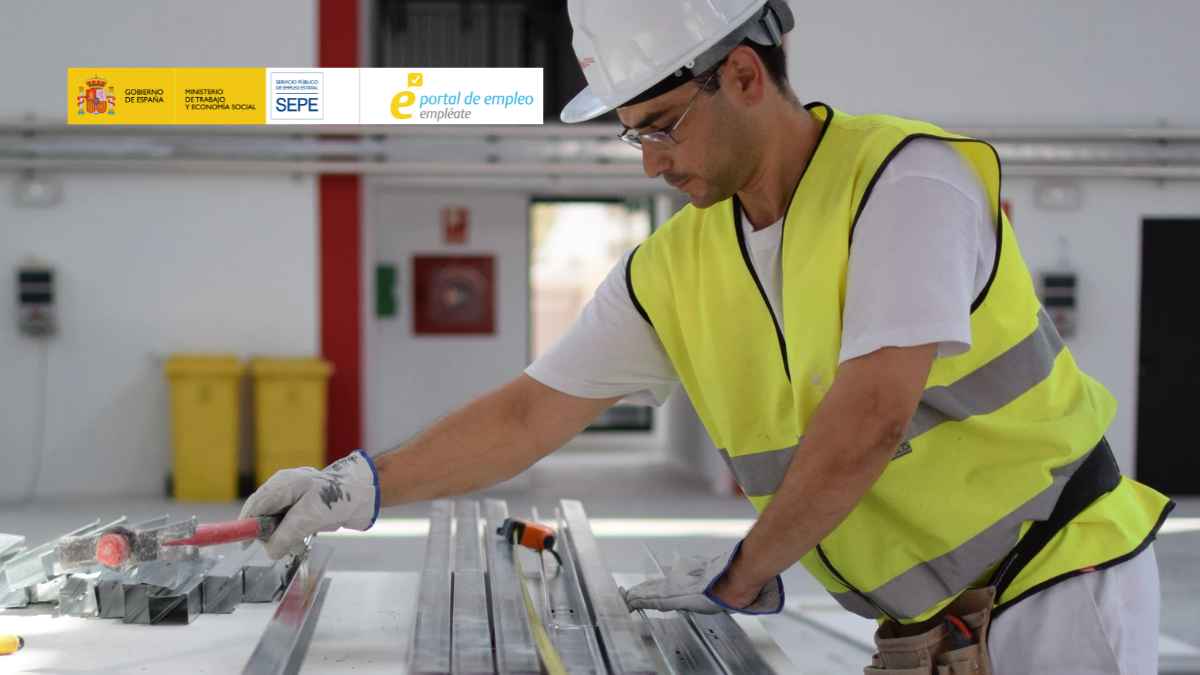 Trabajador con chaleco reflectante en una oferta del SEPE para personas sin experiencia