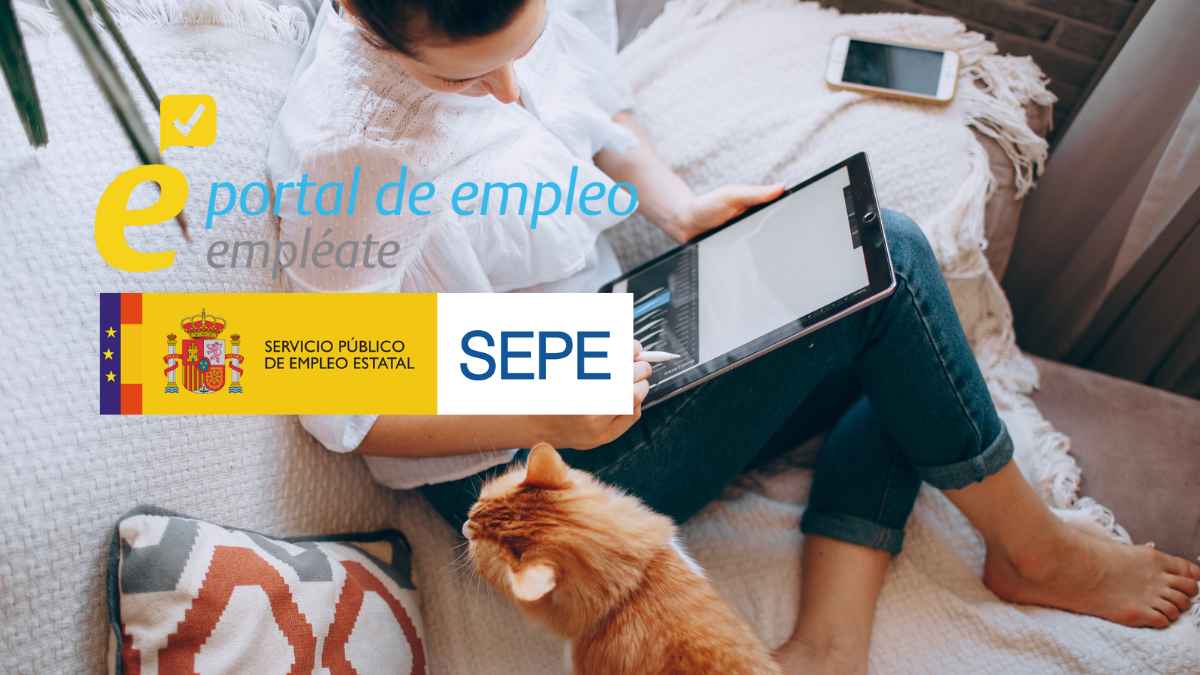 Mujer teletrabajando desde casa con tablet en el portal de empleo del SEPE Empléate
