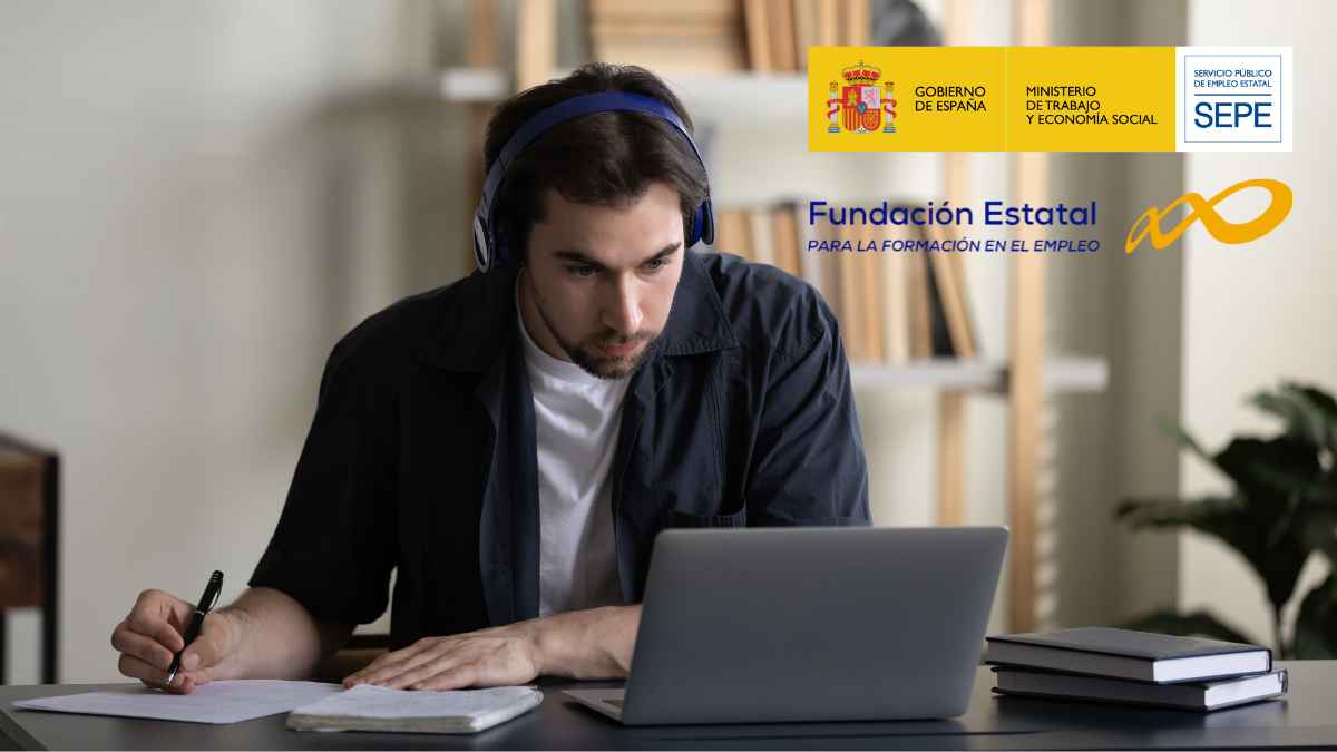 Hombre estudiando en un portátil en un curso digital del SEPE y Fundae