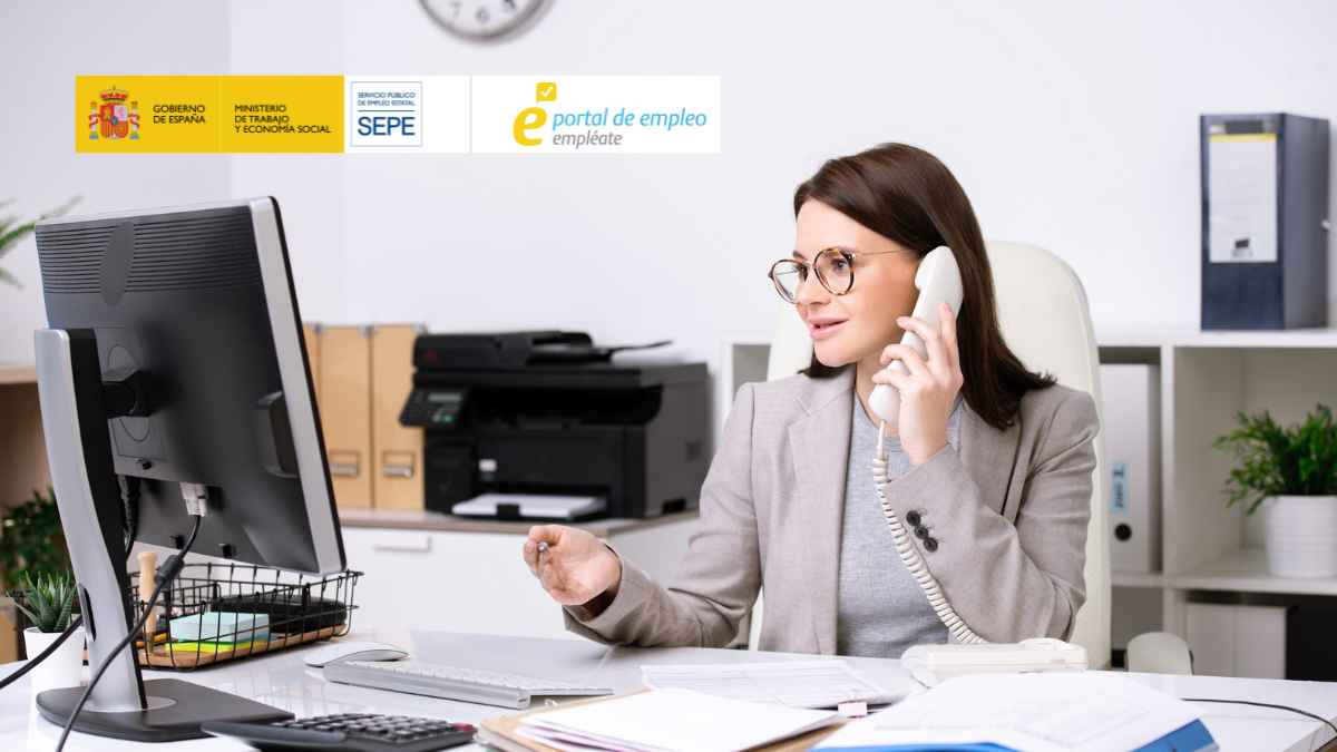 Empleada administrativa trabajando en oficina para ilustrar la oferta de empleo del SEPE con 2.344 puestos y salarios de hasta 26.000 euros.