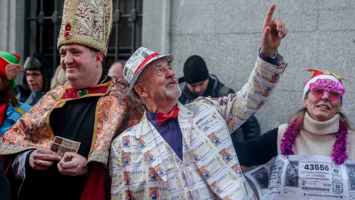 Personas celebrando el sorteo de la Lotería de Navidad 2025 tras ganar un premio, relacionado con el trámite del SEPE por subsidio.