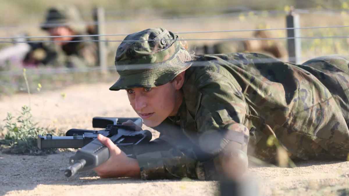 Joven soldado durante entrenamiento militar por servicio voluntario con sueldo de 2.000 euros