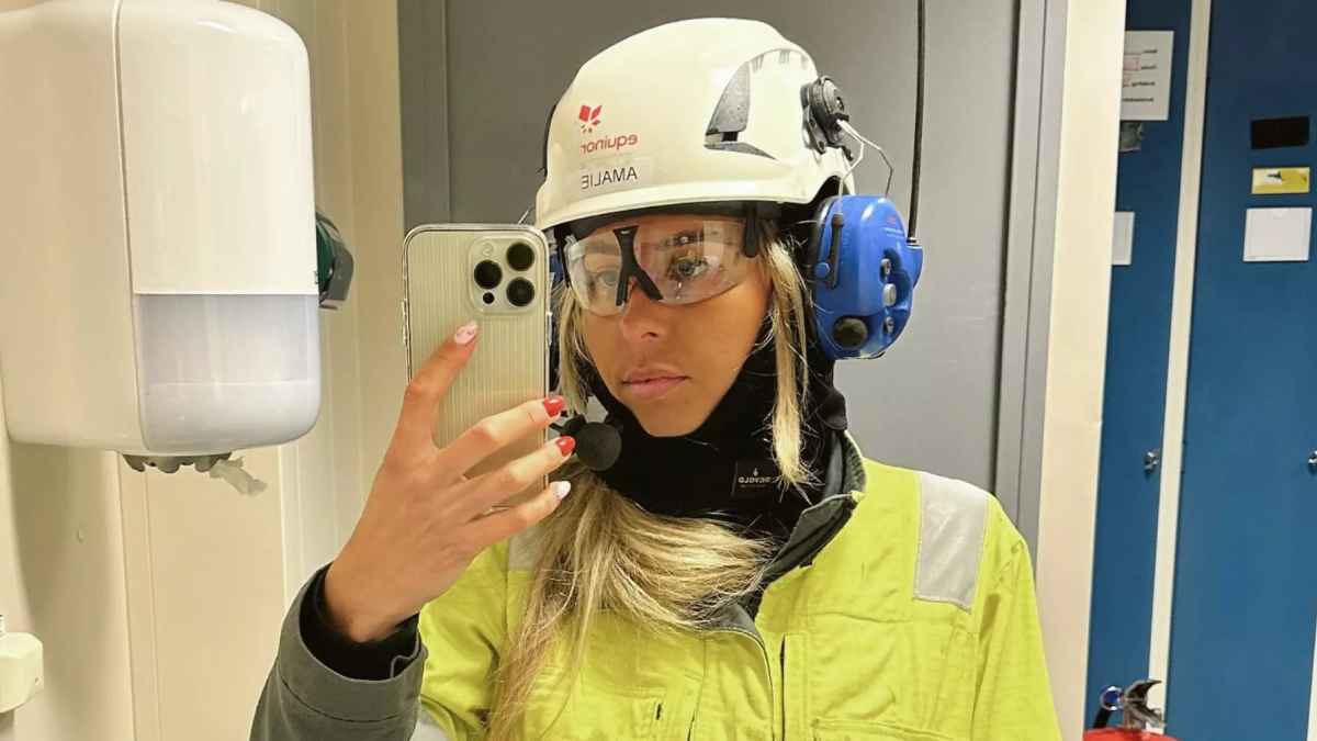 rabajadora en plataforma petrolífera con casco y equipo de protección en alta mar