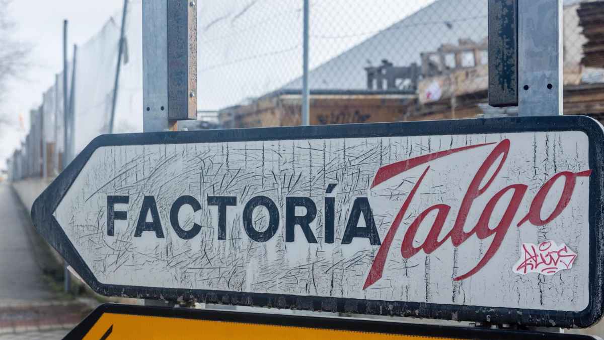 Cartel de la factoría Talgo en su planta de fabricación en España