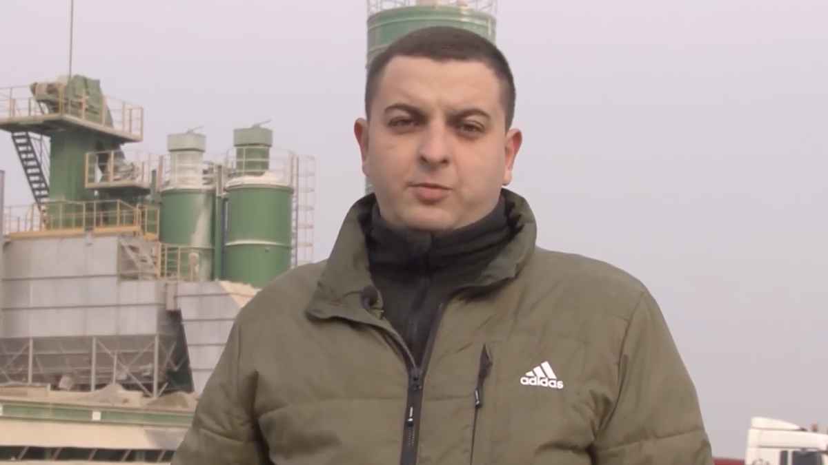 Trabajador frente a instalaciones industriales implicado en un caso de error de nómina