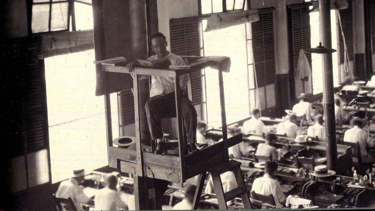 Lector de fábrica leyendo en una tabaquería cubana a los obreros del tabaco en el siglo XIX