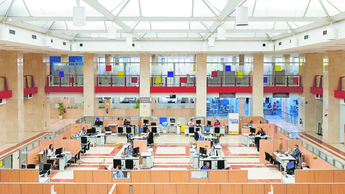 Oficina de la Agencia Tributaria con personal atendiendo consultas sobre IRPF 2025