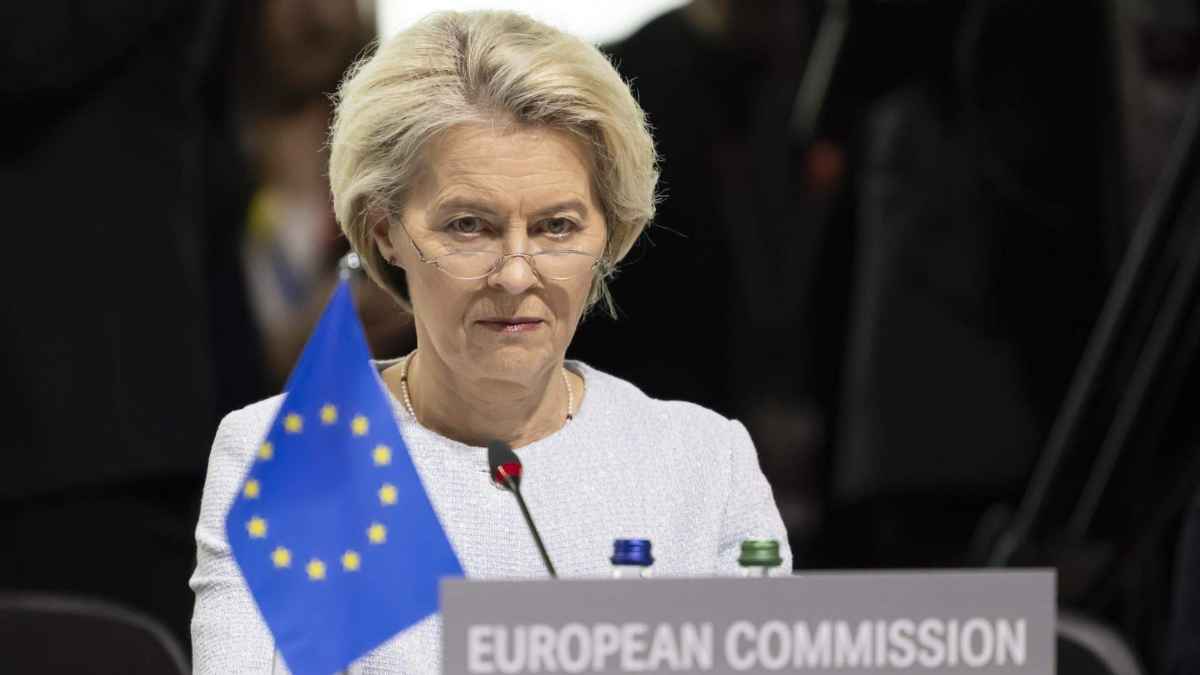 Presidenta de la Comisión Europea durante una reunión sobre la nueva normativa de suelos